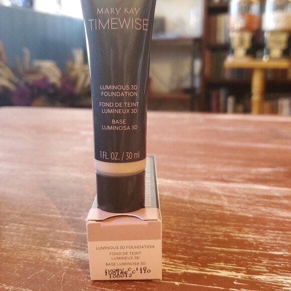 Ivory C 110 (Cool)  Luminous 3D Foundation  Normal to Dry Skin  TimeWise® - Picture 1 of 4